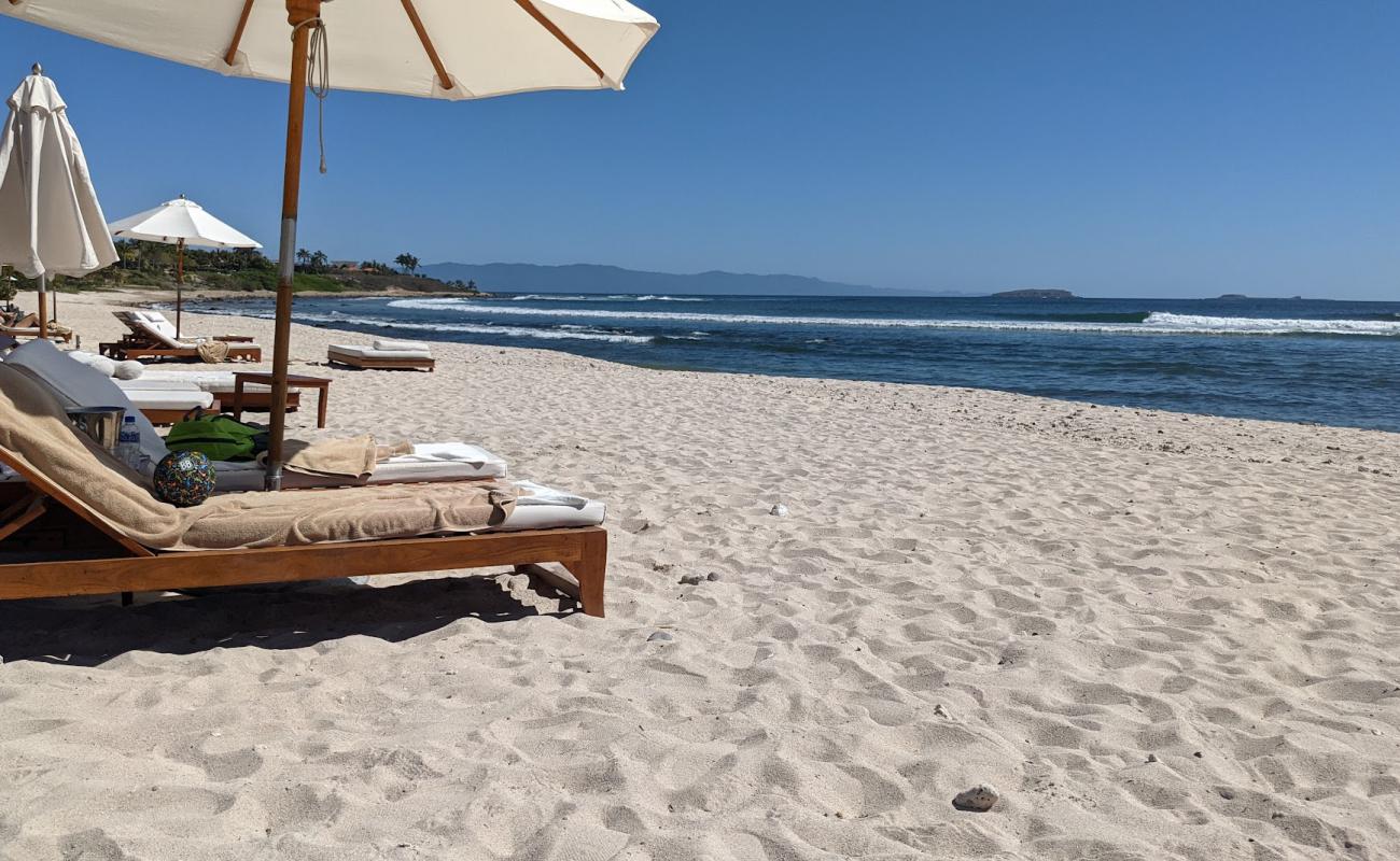 Photo de Punta Mita beach III avec sable gris avec roches de surface