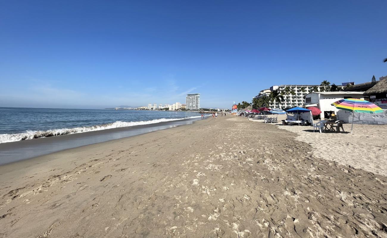 Photo de Playa de Oro avec sable gris de surface