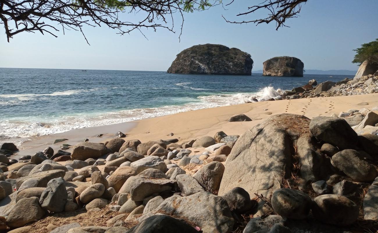 Photo de Arcos beach avec sable beige & pierres de surface
