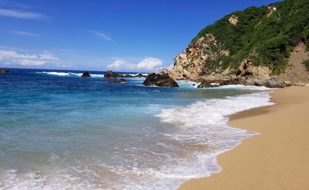 Photo de Mayto Love beach avec sable lumineux de surface