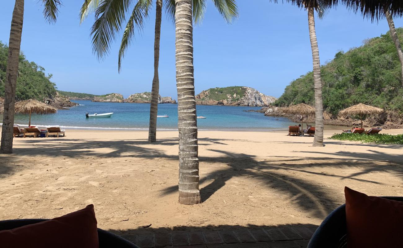 Photo de Caleta Blanca beach avec sable lumineux de surface