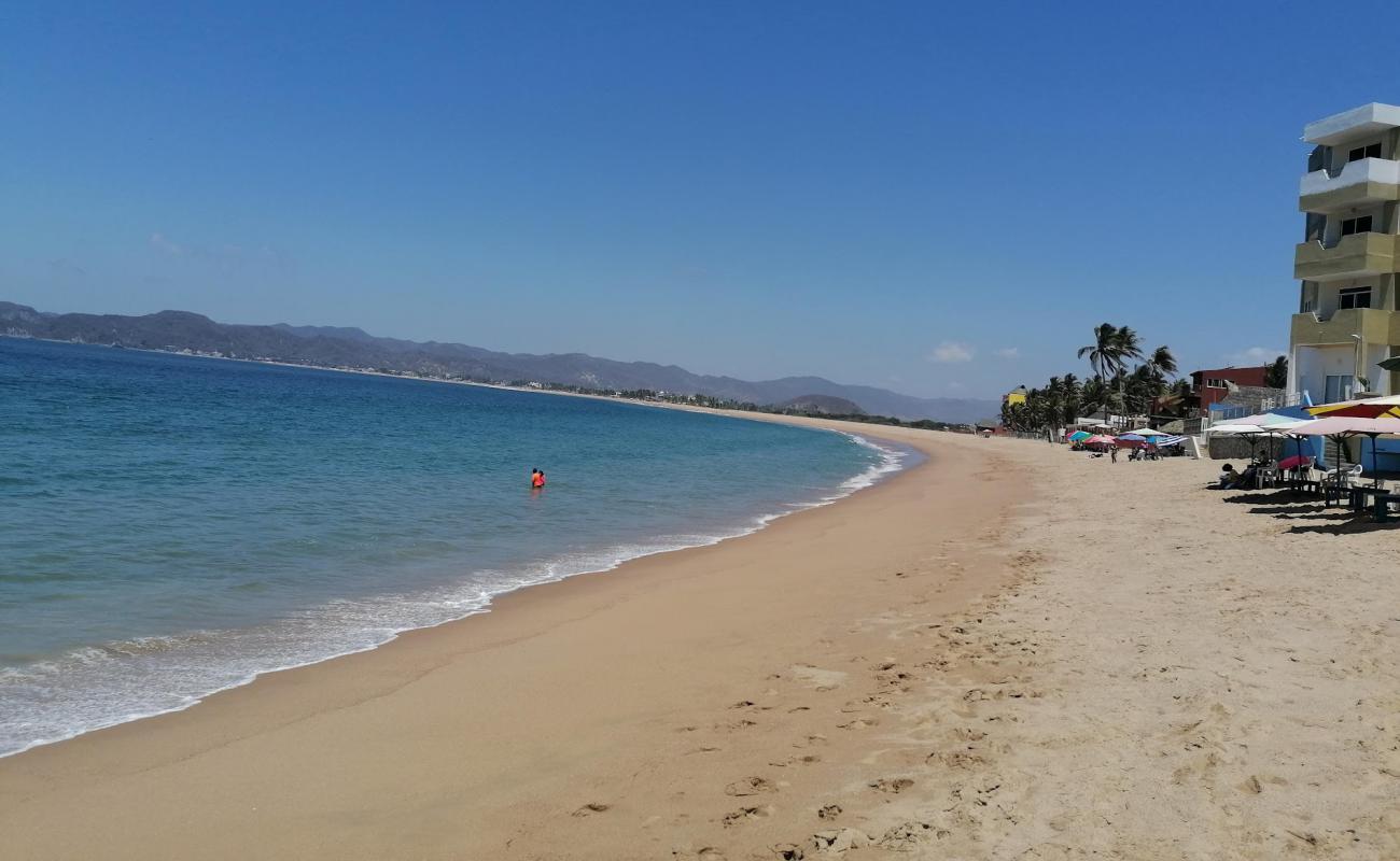 Photo de Playa Navidad avec sable brun de surface