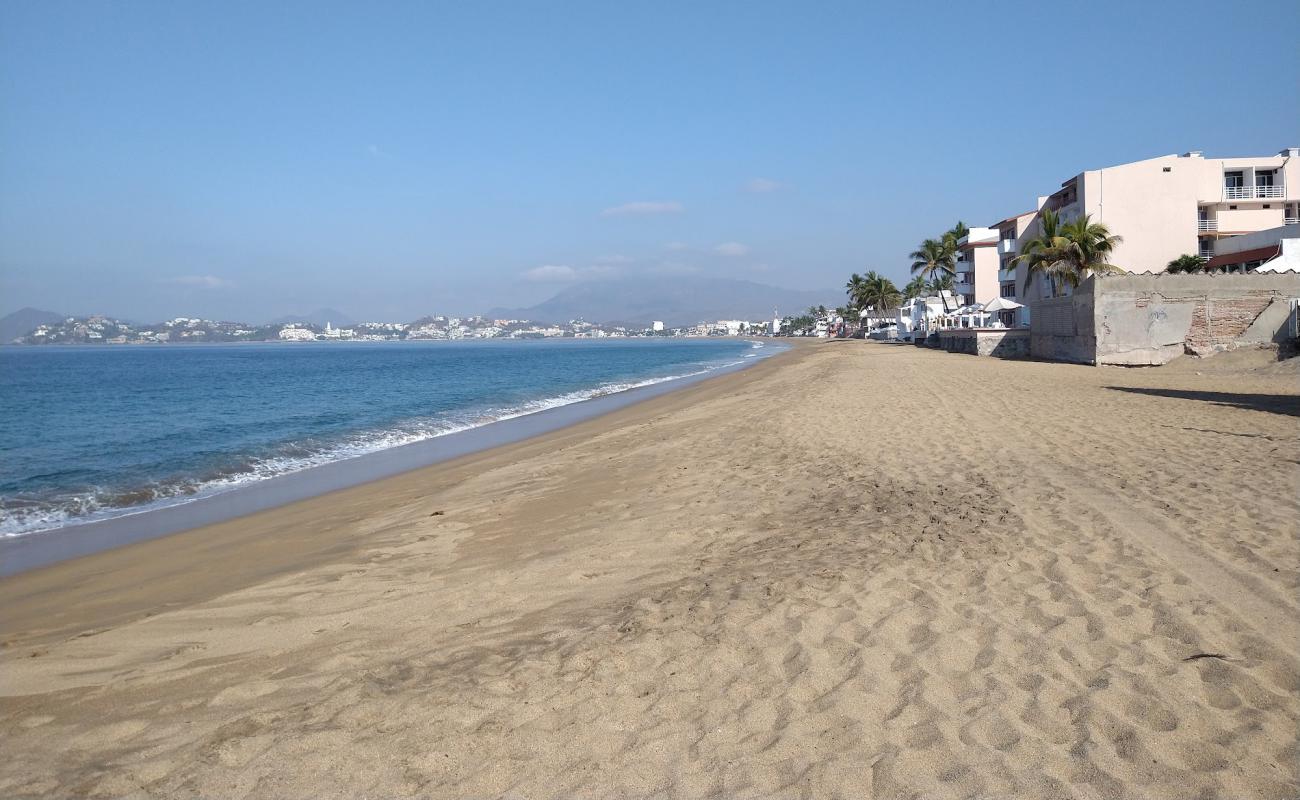 Photo de Playa Salagua avec sable brun de surface