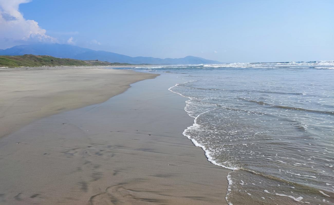 Photo de Playa las Brisas avec sable brun de surface