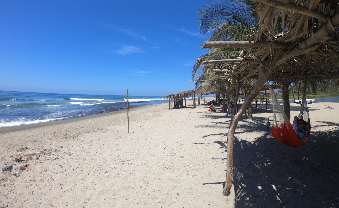 Photo de La Ticla Beach avec sable brun de surface