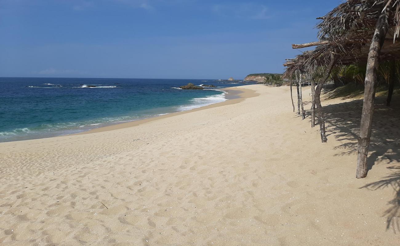 Photo de Playa La Palma Sola avec sable lumineux de surface