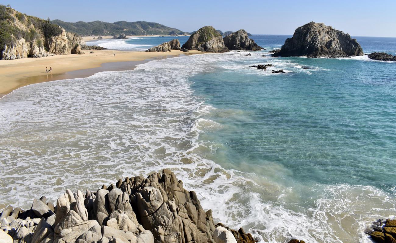 Photo de Playa la Llorona avec sable fin et lumineux de surface