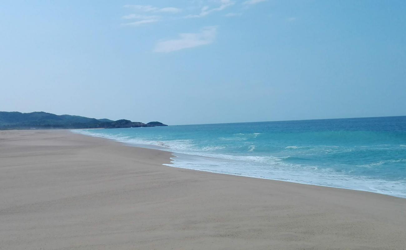 Photo de Colola Beach avec sable lumineux de surface