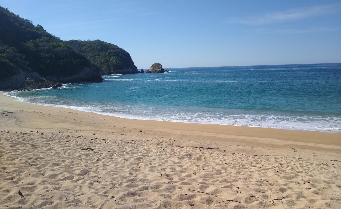 Photo de Playa Maruata Viejo avec sable lumineux de surface