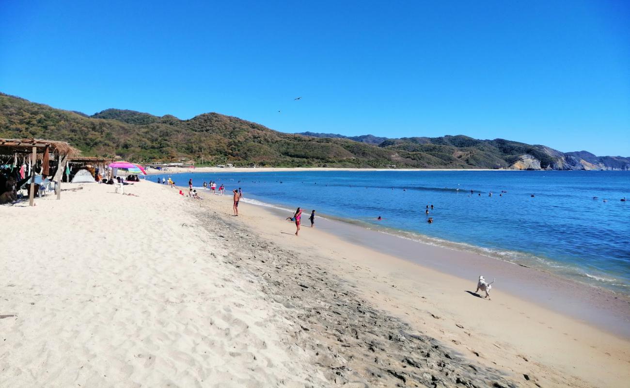 Photo de Playa Maruata avec sable fin et lumineux de surface