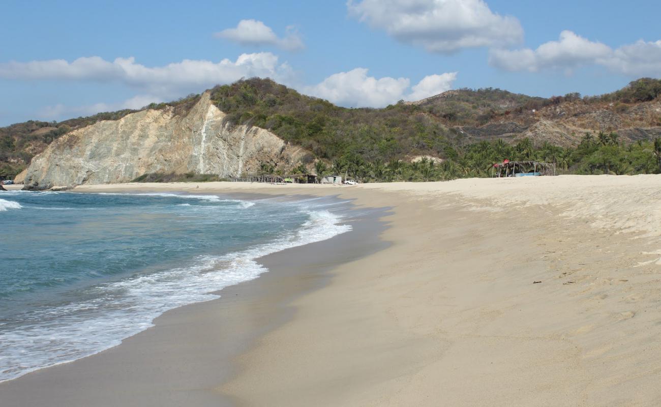 Photo de Playa Arenas Blancas avec sable beige fin de surface