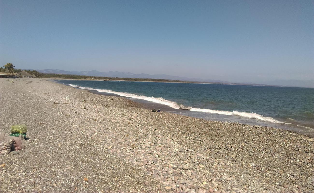 Photo de Bahia de Petacalco avec sable gris avec caillou de surface