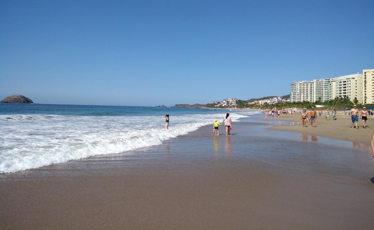 Photo de Playa Las Escolleras avec sable fin et lumineux de surface