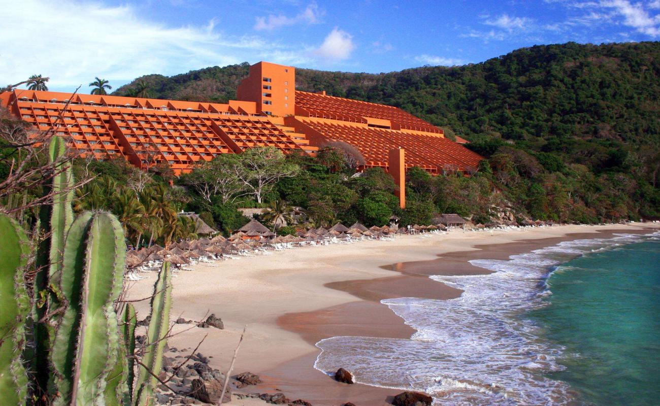 Photo de Las Brisas hotel beach avec sable fin et lumineux de surface