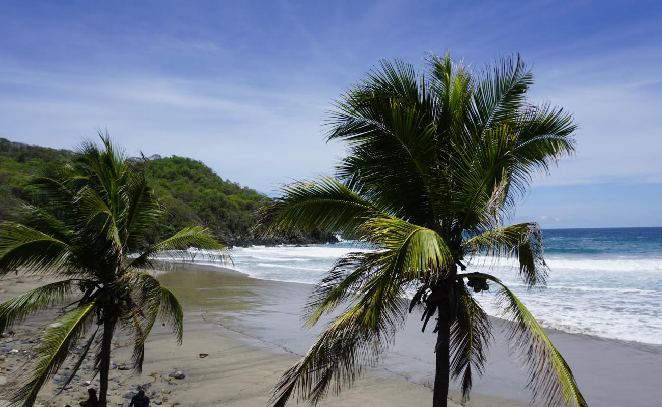 Photo de Playa Majahua Zihuatanejo avec sable lumineux de surface