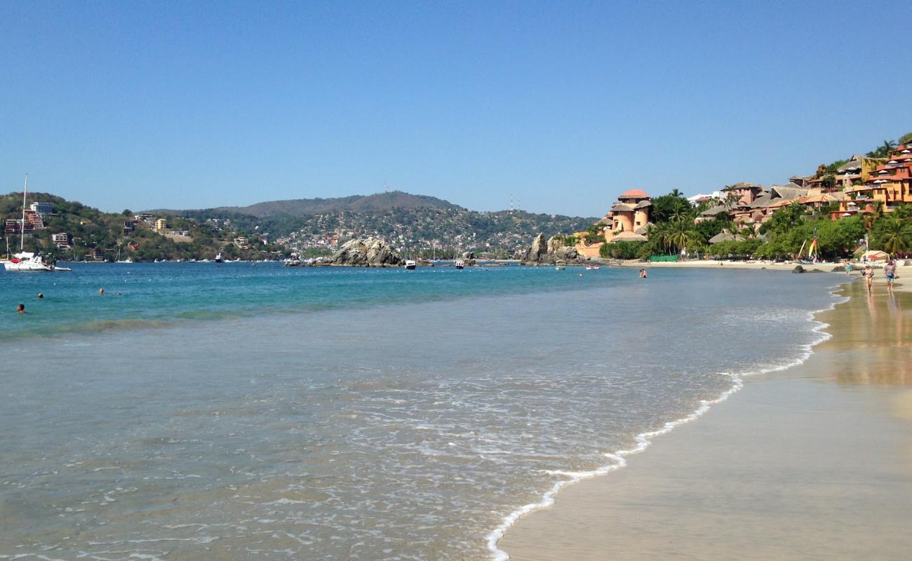 Photo de Plage de La Ropa avec sable fin et lumineux de surface