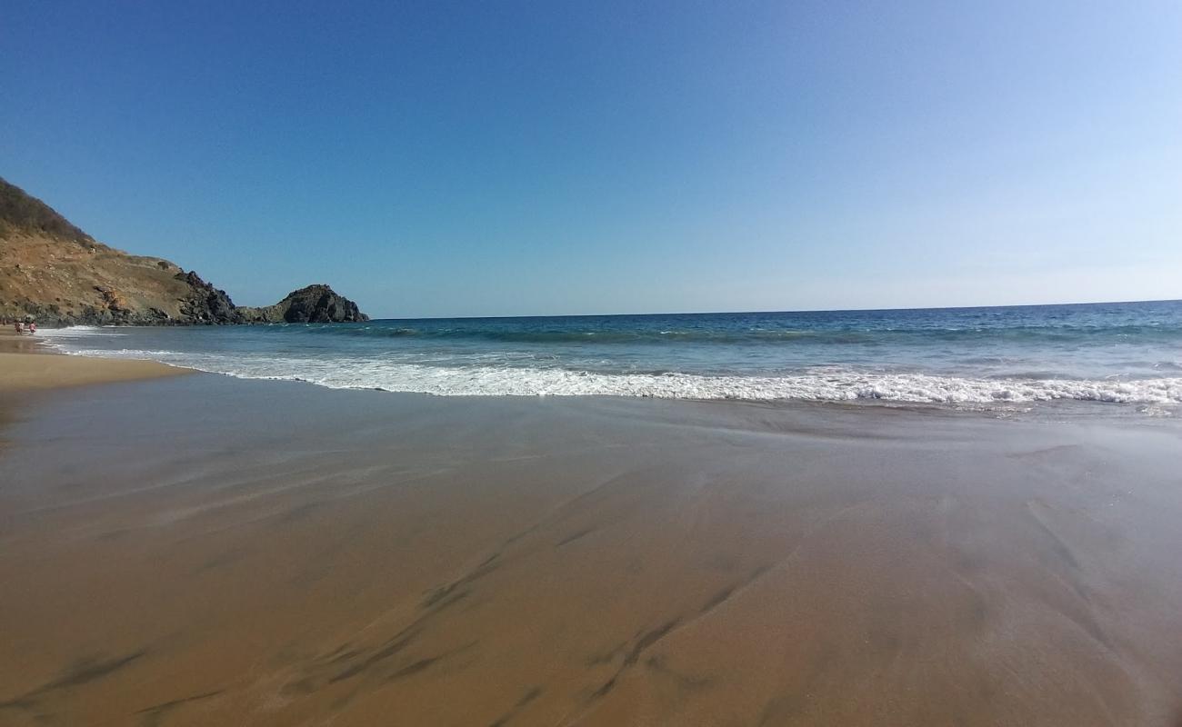 Photo de Playa Puerto Vicente avec sable beige fin de surface