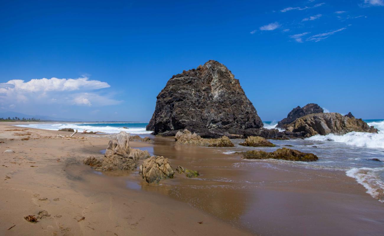 Photo de Playa Piedra De Tlacoyunqe avec sable beige de surface