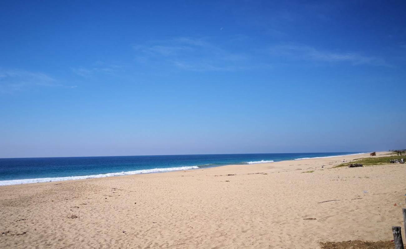 Photo de Playa Mitla avec sable lumineux de surface