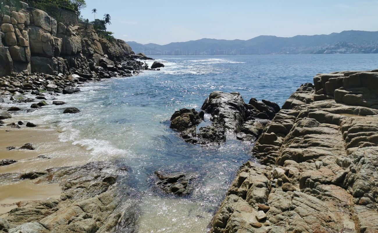 Photo de Ensenada de los Presos avec sable brillant et rochers de surface