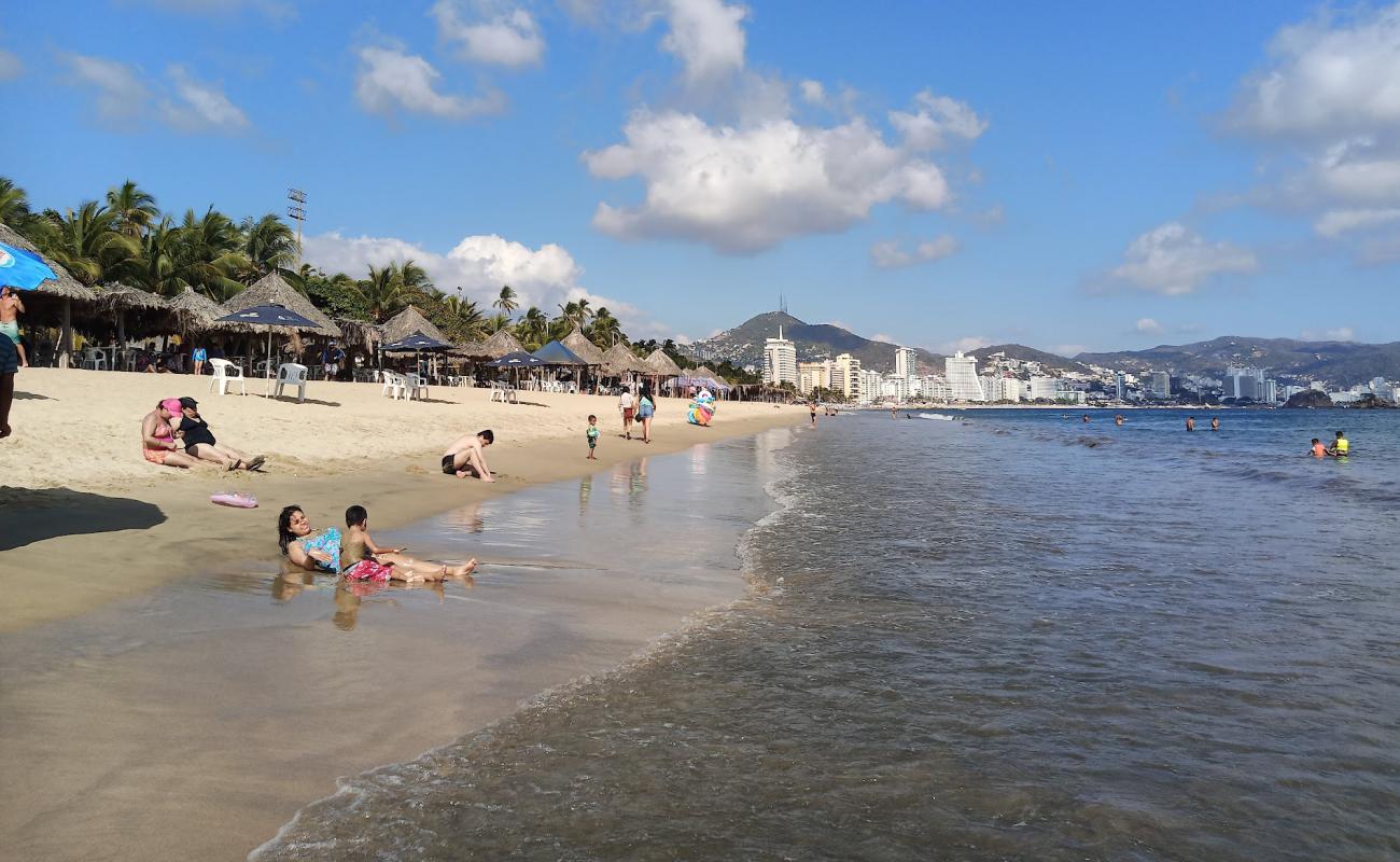 Photo de Playa Tamarindos avec sable beige fin de surface