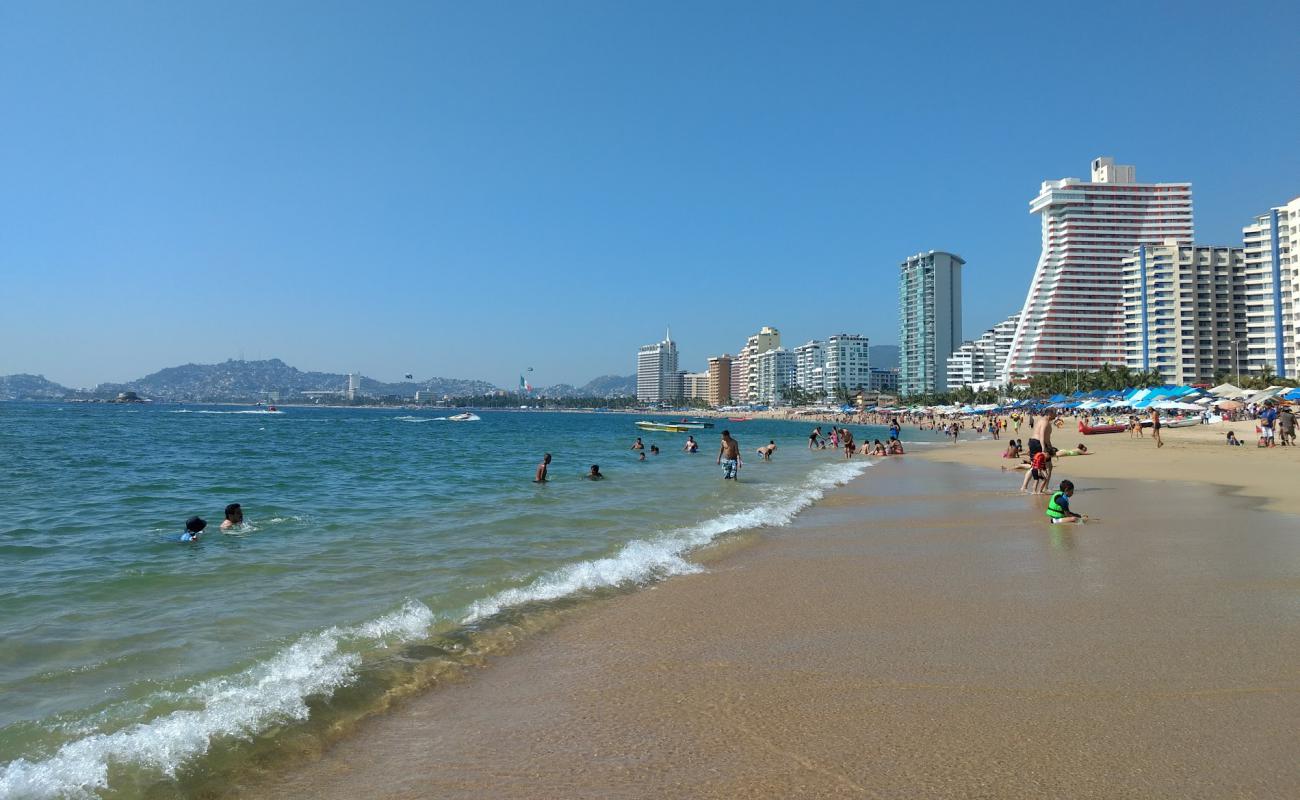 Photo de Playa Condesa avec sable fin et lumineux de surface