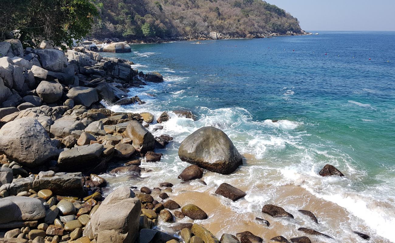 Photo de Playa Las Brisas avec sable beige & pierres de surface