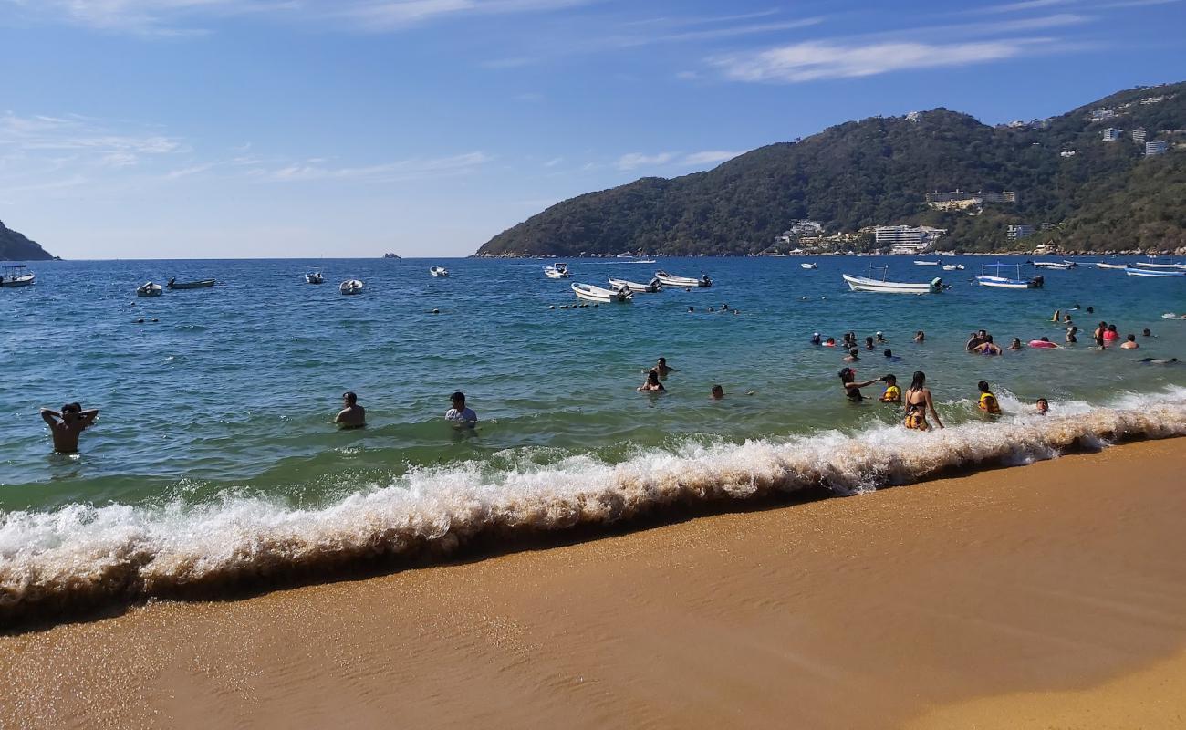 Photo de Playa Puerto Marques avec sable lumineux de surface