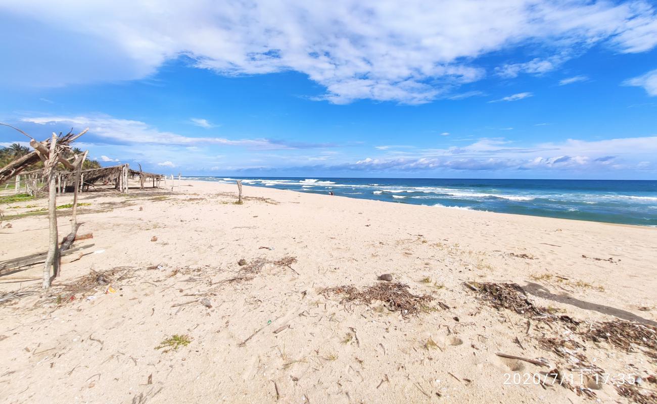 Photo de Playa Mata de Mangle avec sable beige de surface