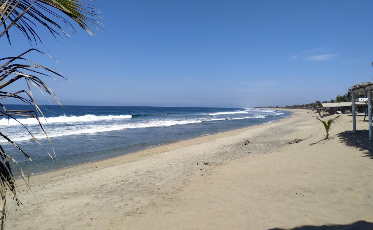 Photo de Playa Tomy avec sable beige de surface
