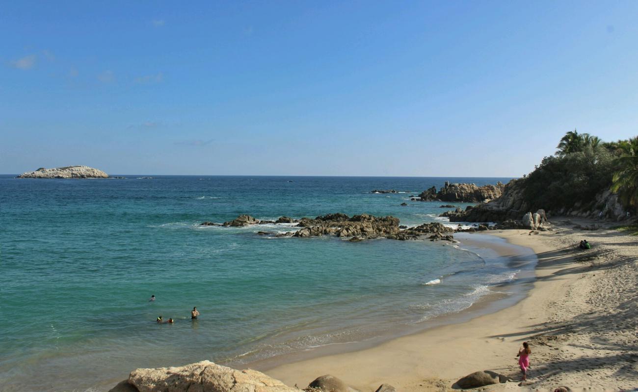 Photo de Playa Roca Blanca avec sable fin et lumineux de surface