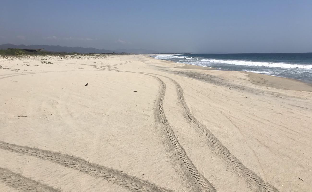 Photo de Playa la Roca avec sable fin et lumineux de surface