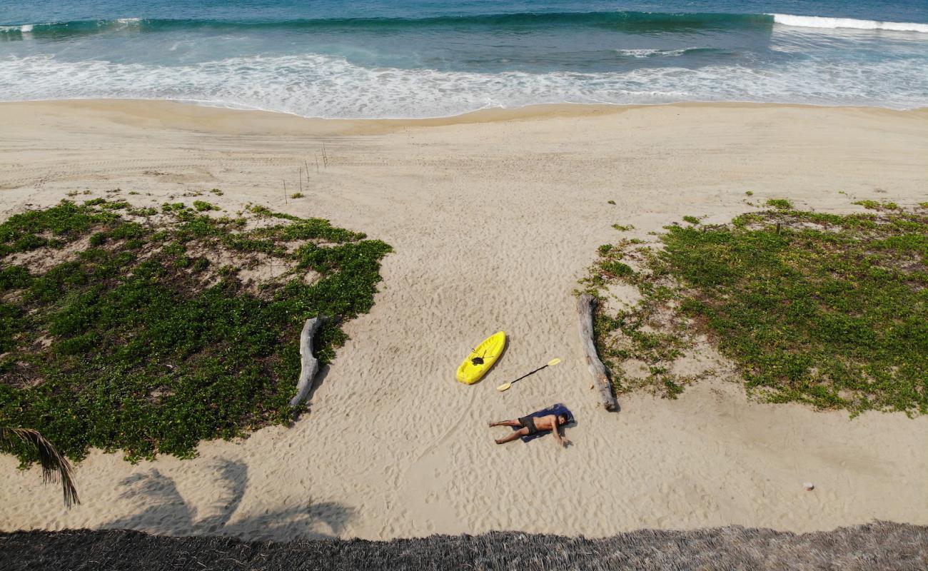 Photo de Playa Delfin avec sable fin et lumineux de surface