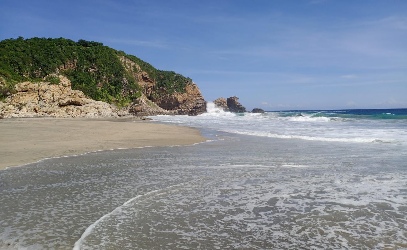 Photo de Playa La Ventanilla avec sable fin gris de surface