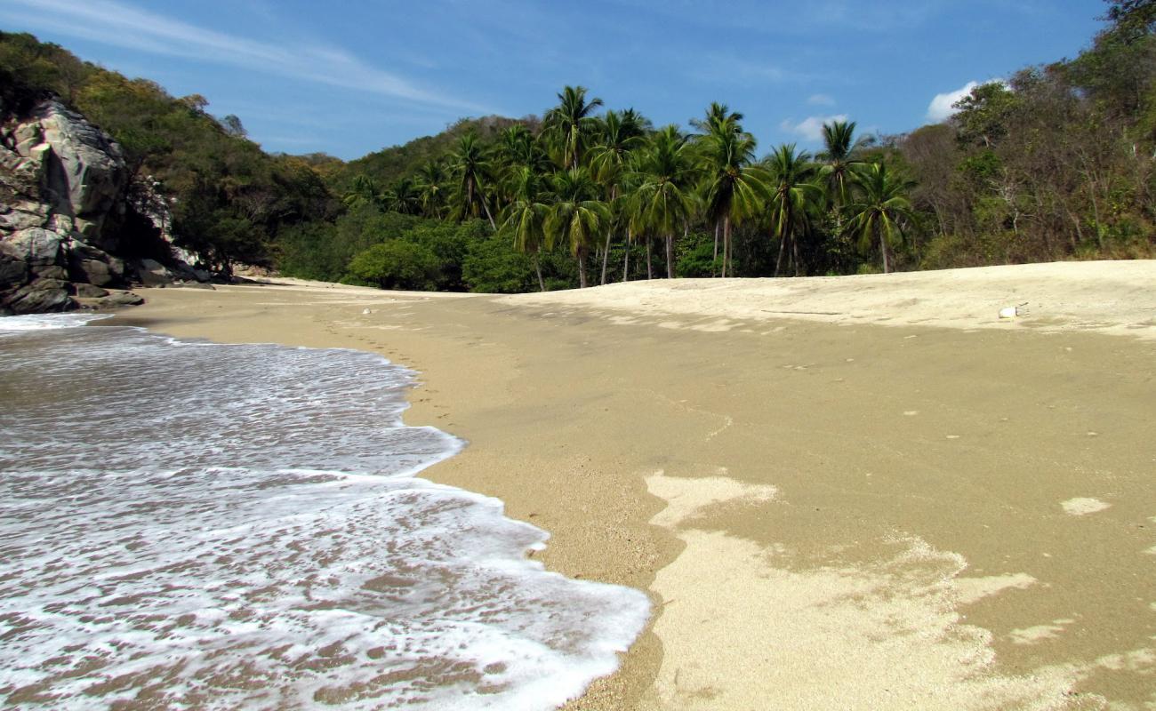 Photo de Playa Mina del Angel avec sable fin et lumineux de surface