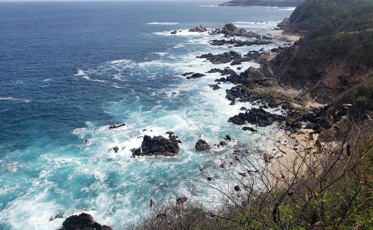 Photo de Arroyito beach avec sable gris & rochers de surface