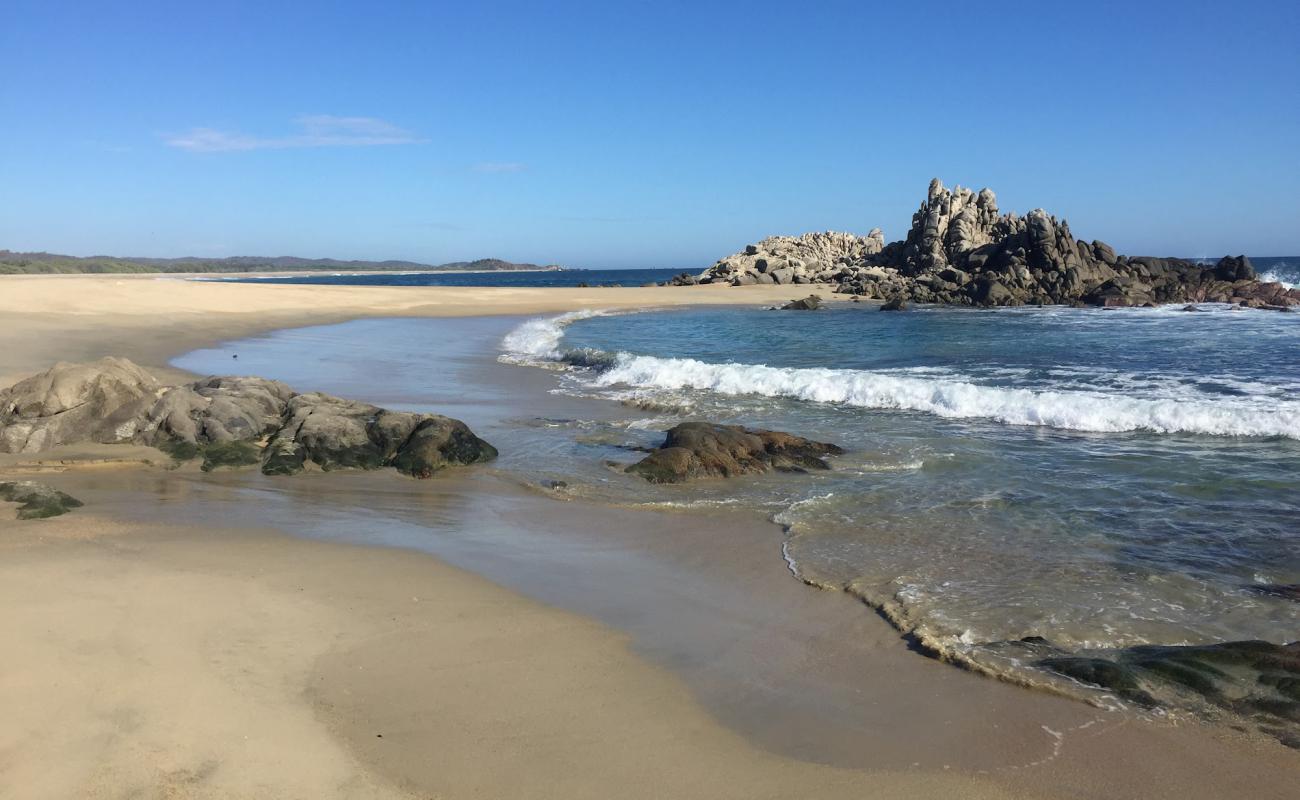 Photo de Cuatunalco beach avec sable fin et lumineux de surface