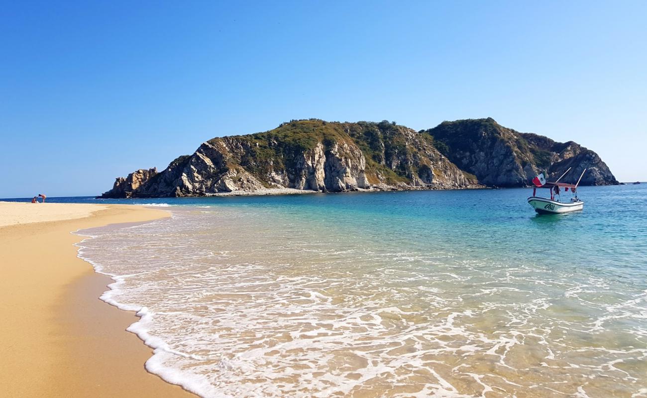 Photo de Plage de Cacaluta avec petits galets beige de surface
