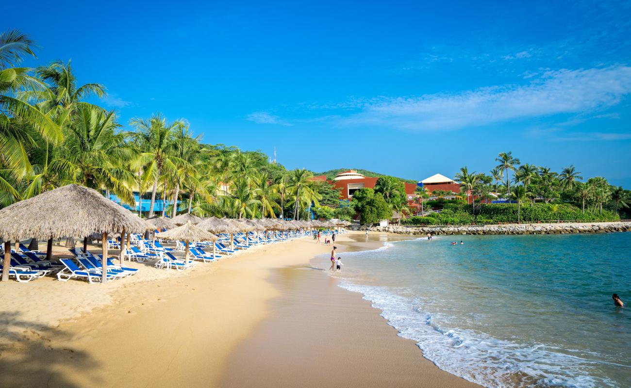 Photo de Plage Las Brisas avec sable fin et lumineux de surface