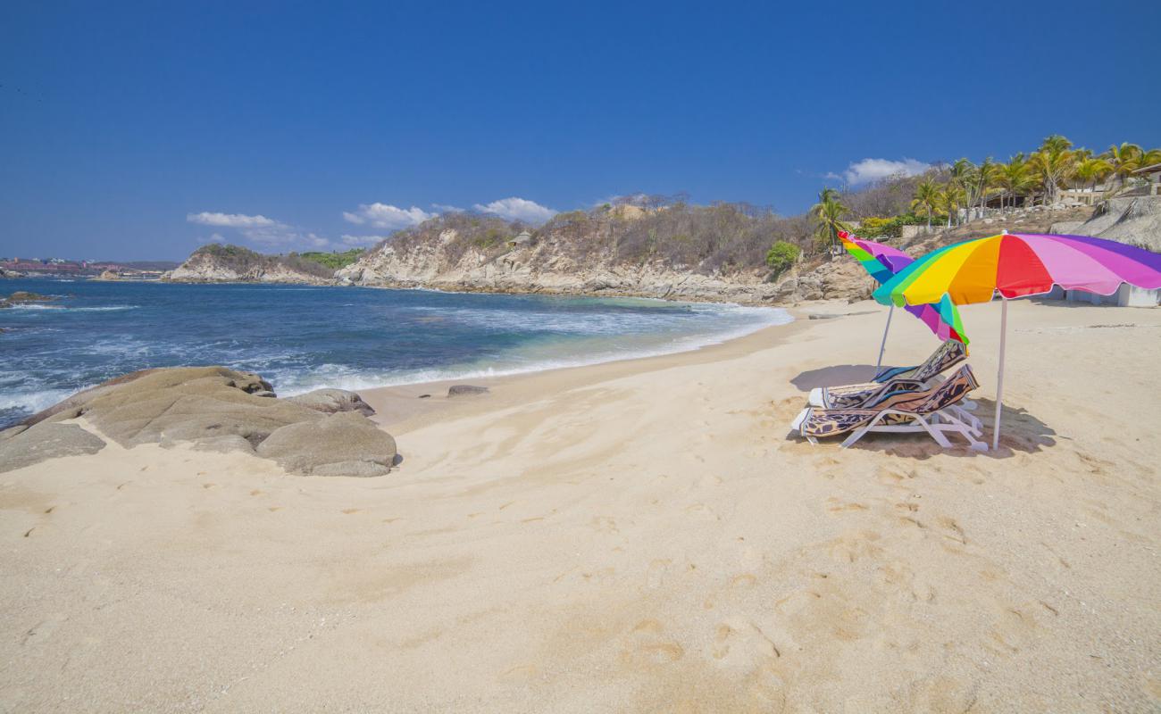 Photo de Tangolunda beach IV avec sable fin et lumineux de surface