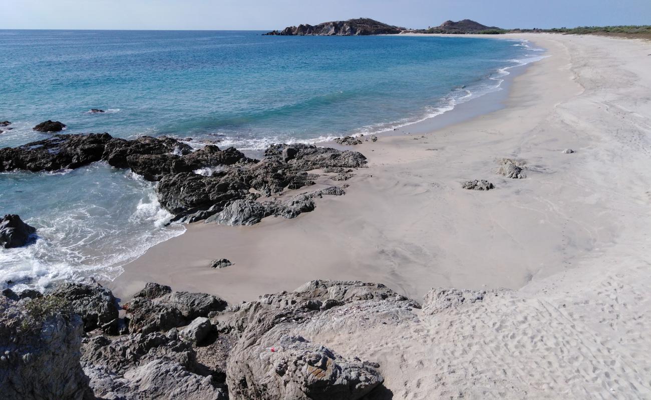 Photo de Santiago Astata beach avec sable fin et lumineux de surface