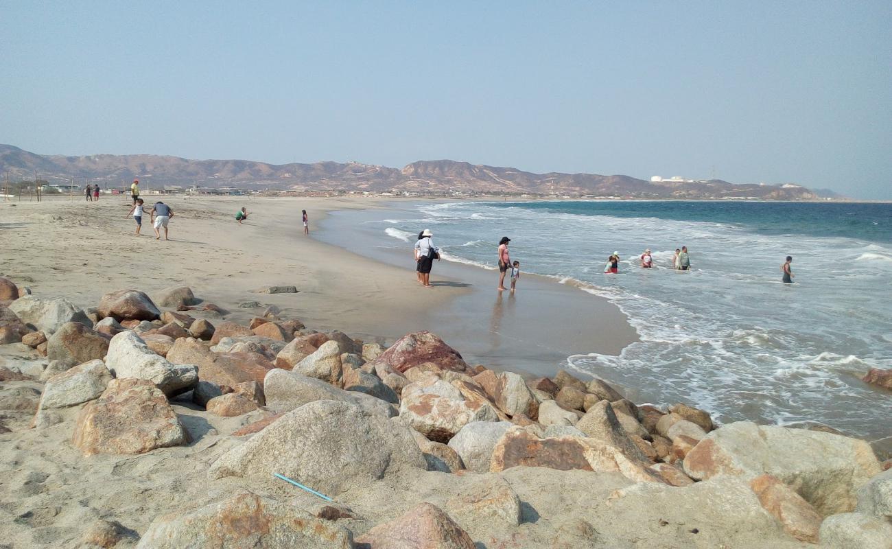 Photo de Las Escolleras beach avec sable gris de surface