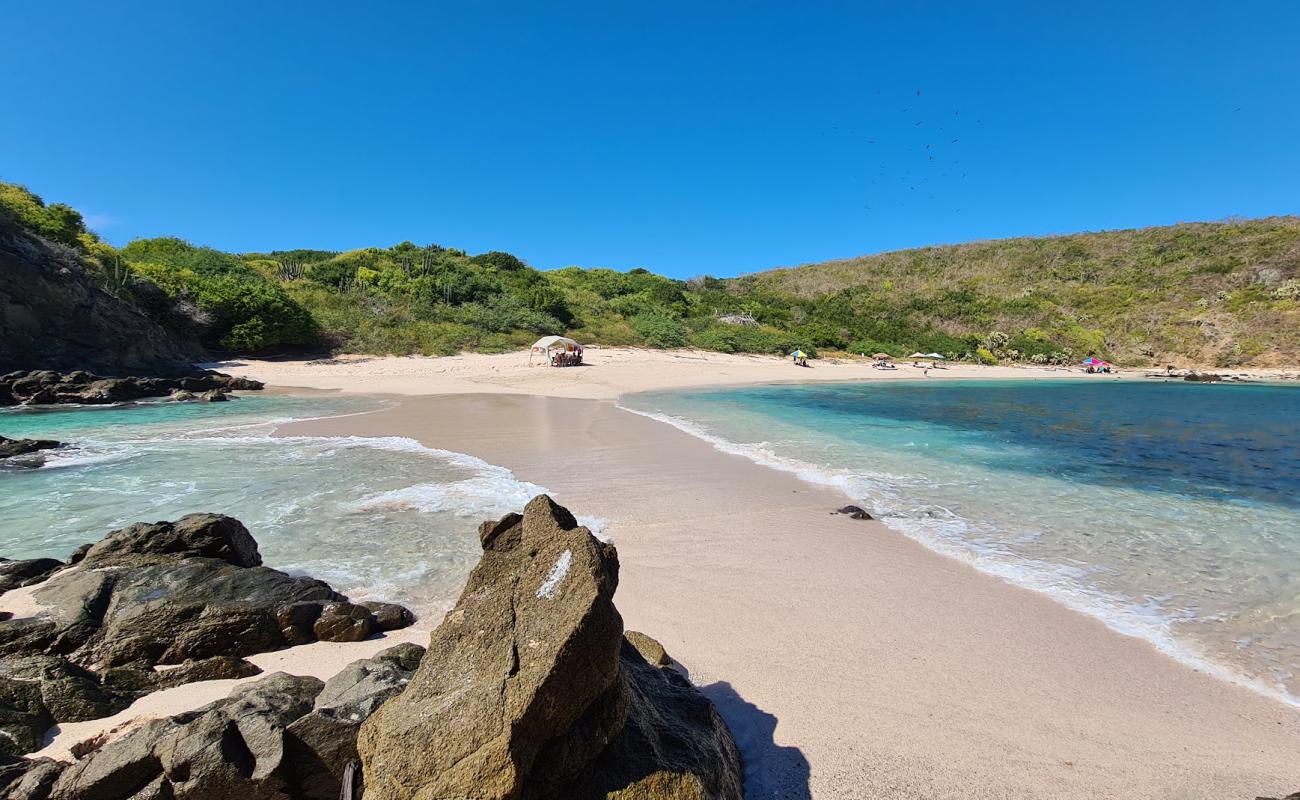 Photo de Plage de Cocinas avec sable fin et lumineux de surface