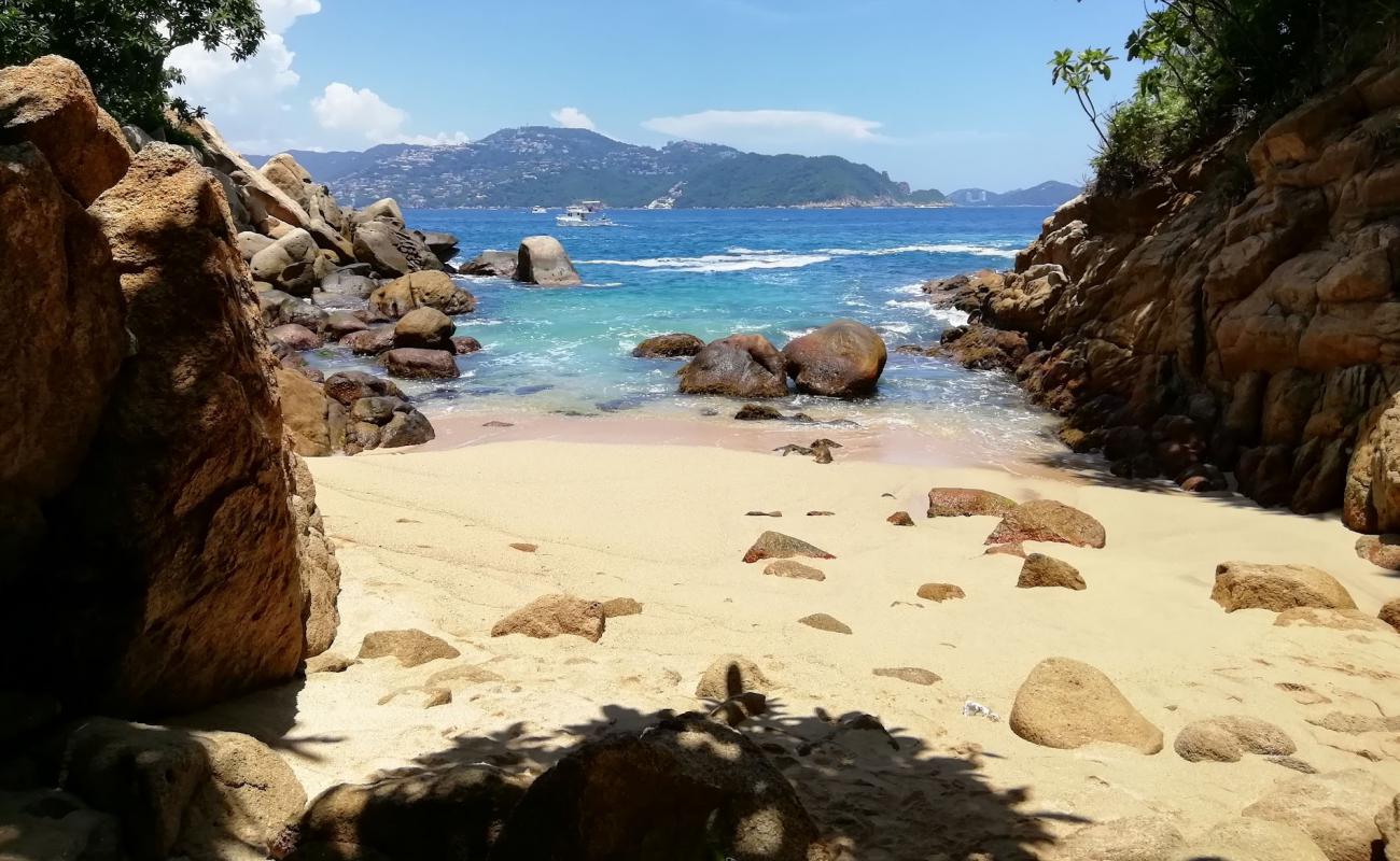 Photo de Roqueta Amor beach avec sable brillant et rochers de surface