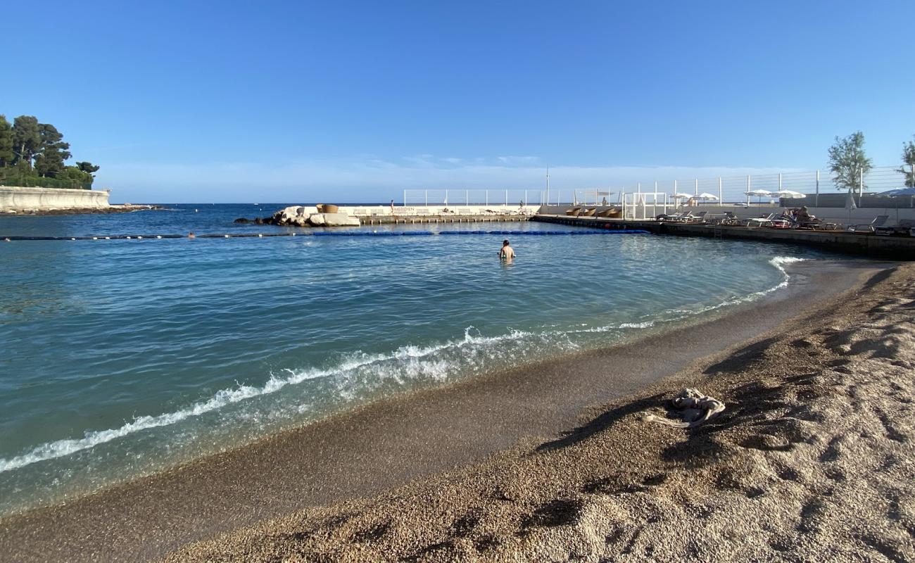 Photo de Le Meridien Beach avec petits galets beige de surface