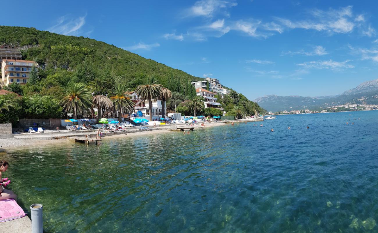 Photo de Njivice II beach avec caillou clair de surface