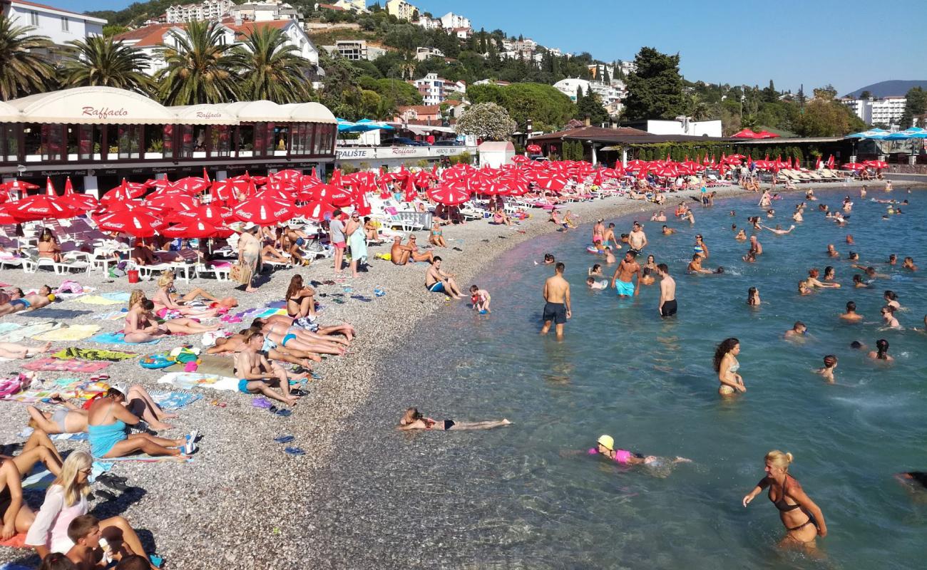 Photo de Rafaello beach avec caillou gris de surface