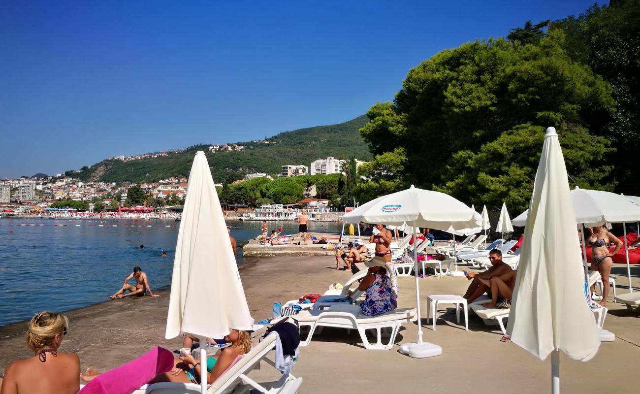 Photo de Topla beach avec béton de surface