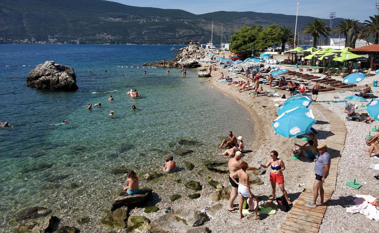 Photo de Herceg Novi beach avec caillou fin clair de surface