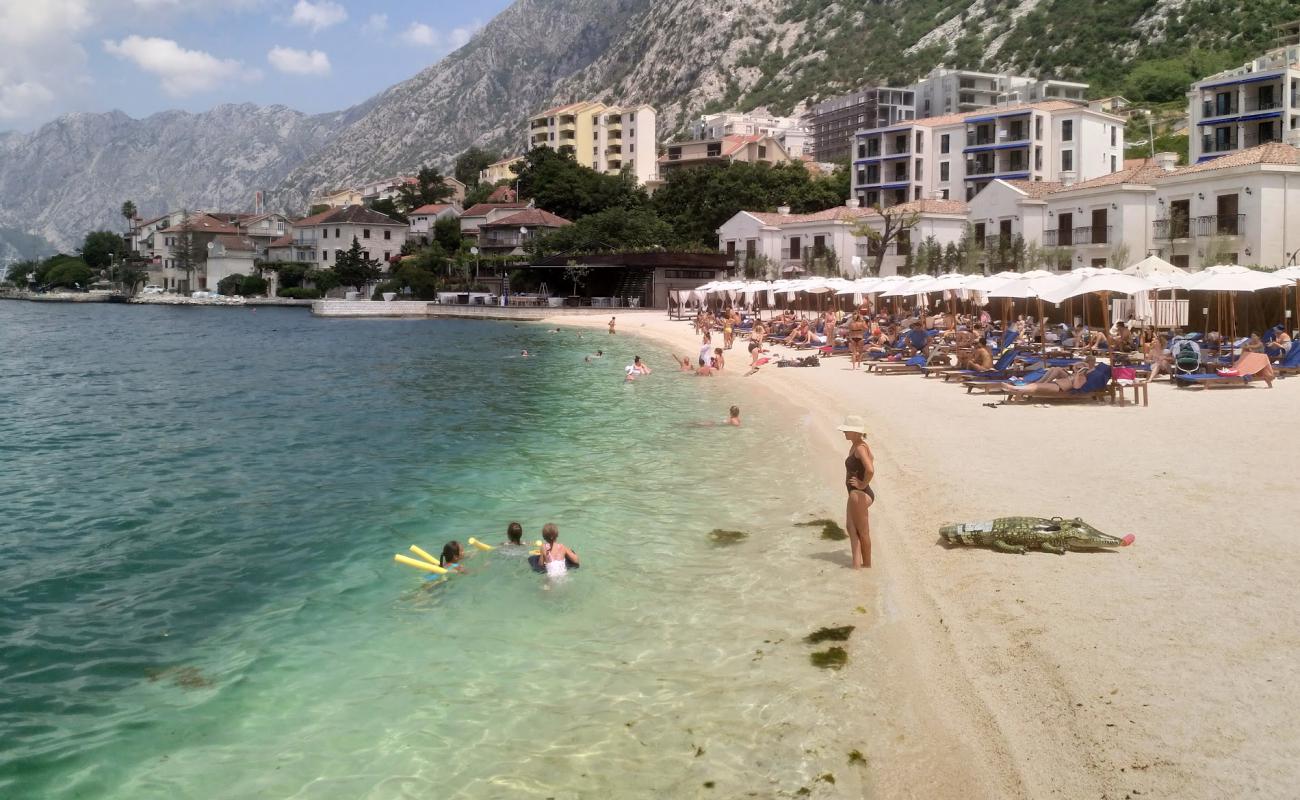 Photo de Plage de Huma Kotor avec sable lumineux de surface